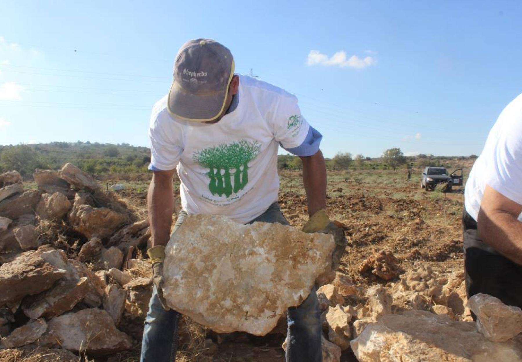 العربية تستصلح أرض المزارع ابراهيم بريغيت الذي انتصر على الاحتلال  بعد سنوات من النضال