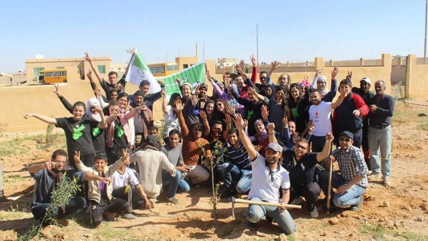 العربية تزرع 450 شجرة مثمرة بالمشاركة مع مدارس المنهل وشركة BCI في حديقة الكرامة - الضليل
