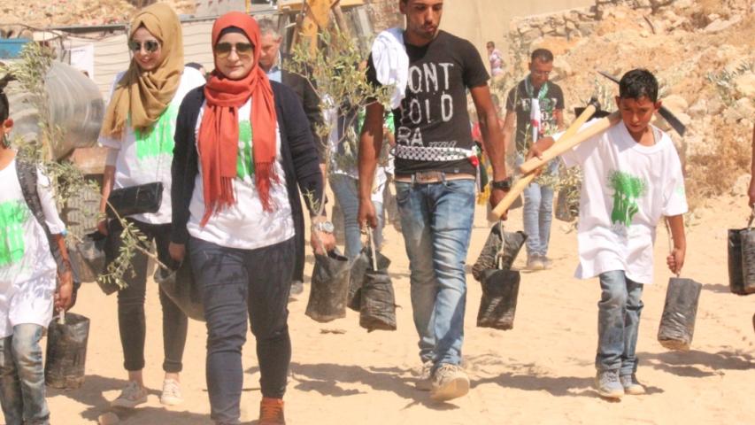العربية لحماية الطبيعة تزرع أراضي تم تطهيرها من ألغام الإحتلال في الخليل
