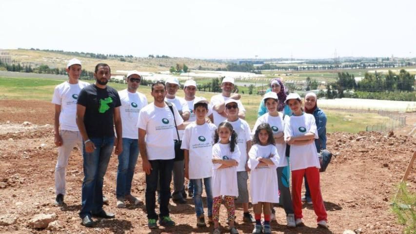 القافلة الخضراء وبنك الأردن دبي الإسلامي يزرعان الأشجار في غمدان - الأردن