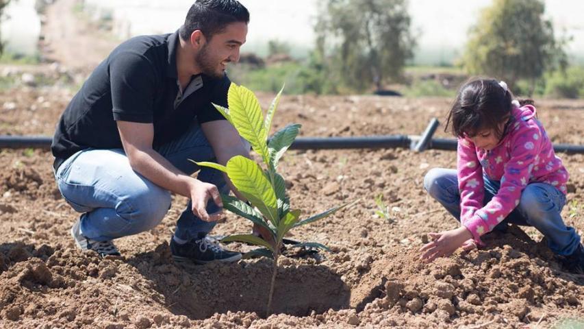 العربية لحماية الطبيعة وبنك المؤسسة المصرفية يزرعان 200 شجرة اسكدنيا في دير علا - الأردن