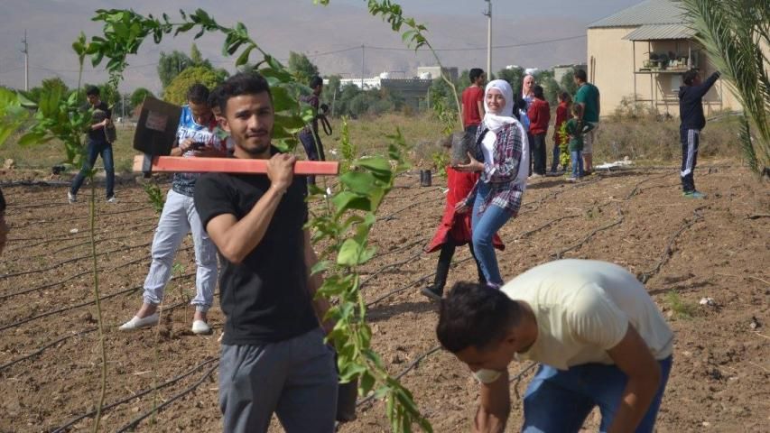 العربية و راجع و سنفور مهندس يزرعون 650 شجرة ليمون في أبو عبيدة - الأردن