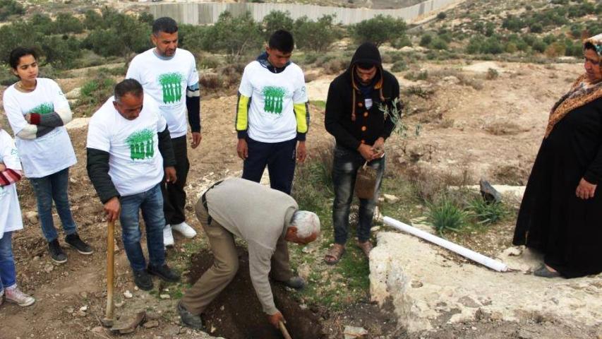 مشروع احياء الأرض يكمل مسيرته ويزرع 2,235 شجرة مثمرة في الخليل