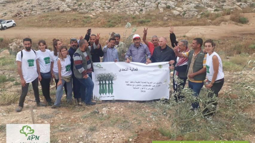 العربية تنتصر للمزارع حسين الصوافطة وتعيد زراعة أشجاره في بردلة بعد 24 ساعة من قطعها