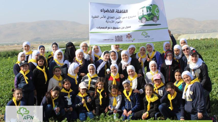 120 متطوع من الكشافة والجامعة الأردنية وأطفال مخيم الوحدات يشاركون القافلة الخضراء في زراعة الأشجار في الأغوار الوسطى في الأردن